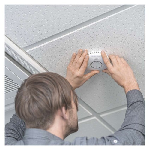 Persona installa il rilevatore smart EMOS su soffitto