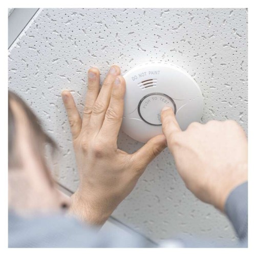 Utente testa manualmente il rilevatore EMOS a parete