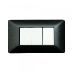 placca 4 moduli nera compatibile Matix