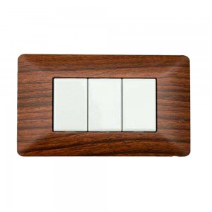 Placca 4 moduli effetto legno compatibile Matix